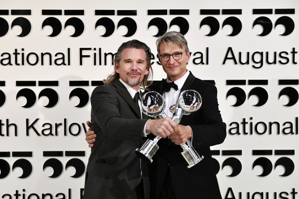 Ceny si z karlovarského festivalu odvezli také hollywoodský herec a scenárista Ethan Hawke a český režisér Jan Svěrák