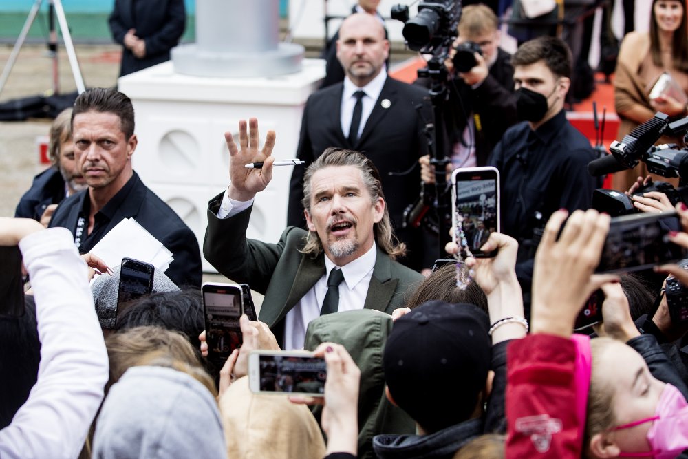Hollywoodská star Ethan Hawke zdraví fanoušky v Karlových Varech