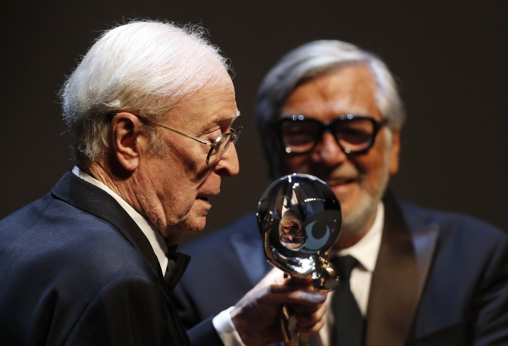 Michael Caine přijel na začátek festivalu a převzal od Jiřího Bartošky cenu