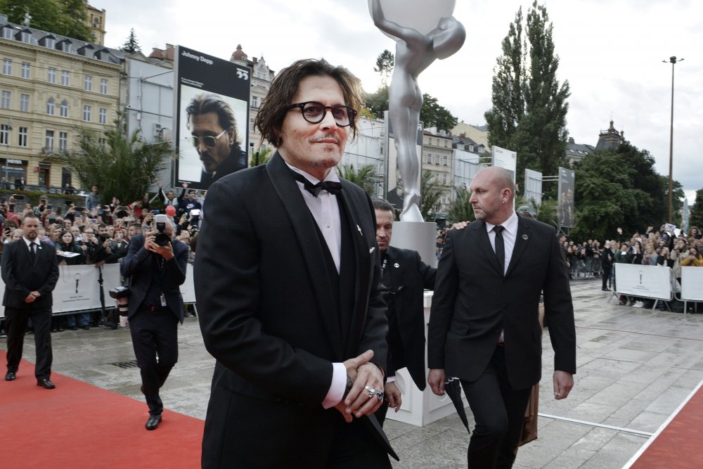 Ví, co se patří. Johnny Depp pro slavnostní zakončení festivalu zvolil smoking