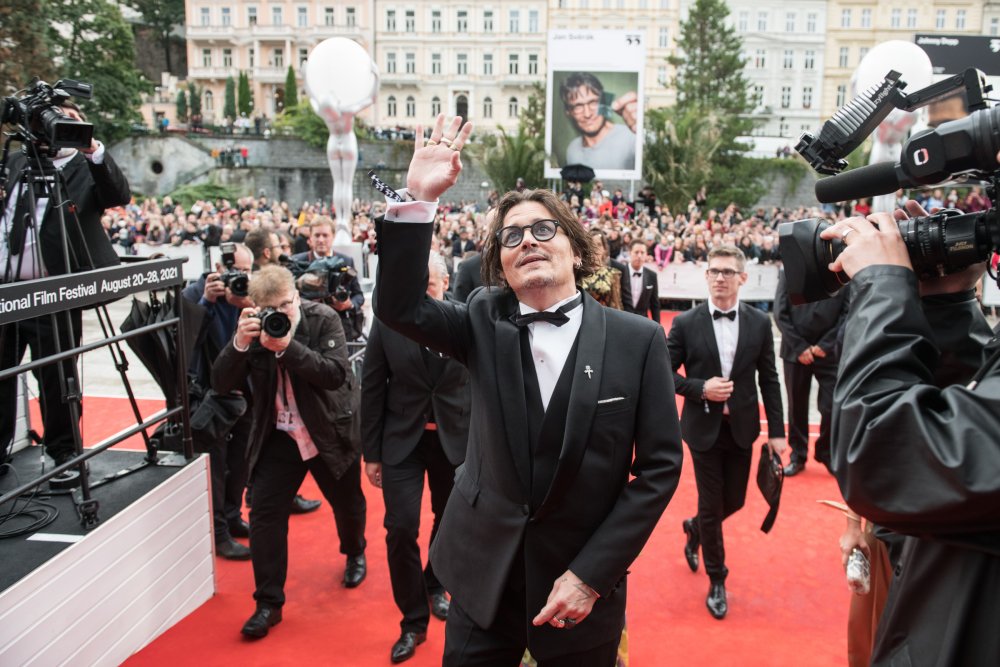 Johnny Depp se u festivalového hotelu Thermal zdraví s fanoušky