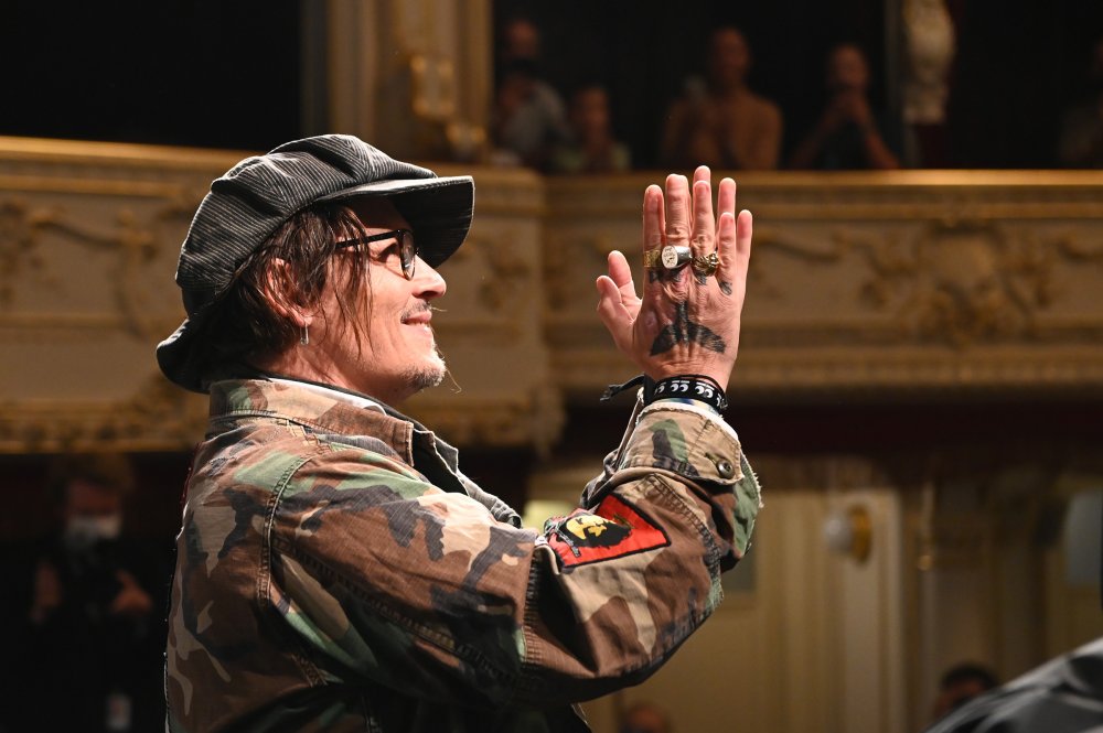 Hned po příjezdu dorazil Johnny Depp mezi fanoušky