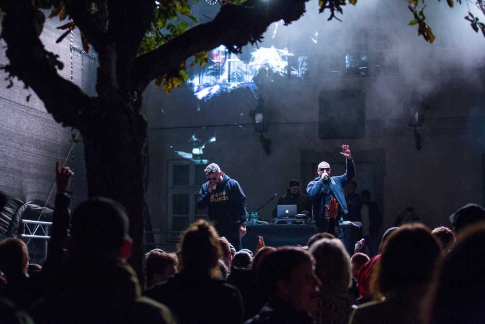 Festivalovou atmosféru každý den osvěžovaly koncerty. Jednou z kapel, které zahrály ve Varech, byla legenda českého hip hopu PSH