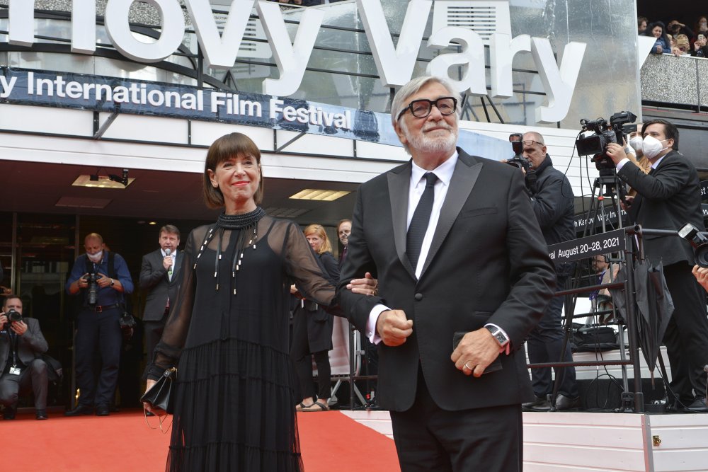 Největší hvězdou festivalu stále zůstává Jiří Bartoška, kterého doprovází jeho žena Andrea