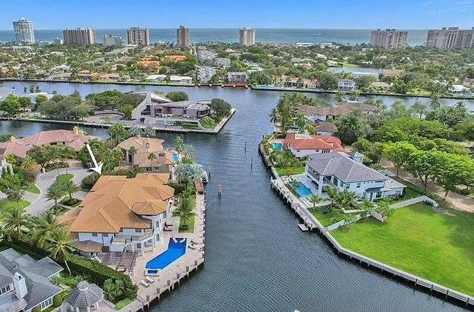 Bay Colony ve Fort Lauderdale je ostrovní komunita asi stovky luxusních sídel na pobřeží, která láká milovníky plavby lodí a ty, kteří chtějí maximální bezpečnost.