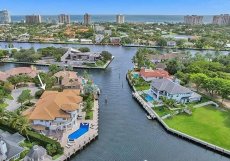 Bay Colony ve Fort Lauderdale je ostrovní komunita asi stovky luxusních sídel na pobřeží, která láká milovníky plavby lodí a ty, kteří chtějí maximální bezpečnost.