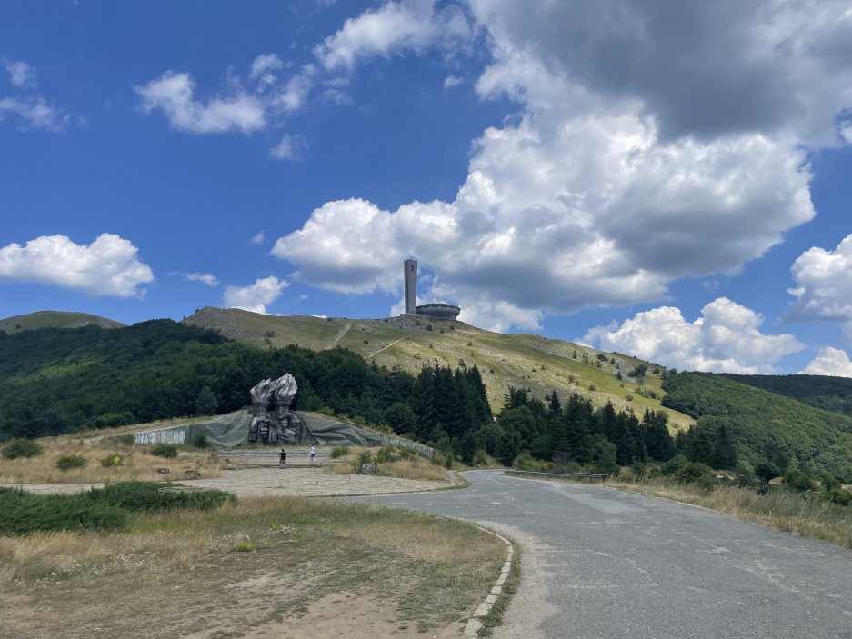 Cesta k památníku je zanedbaná