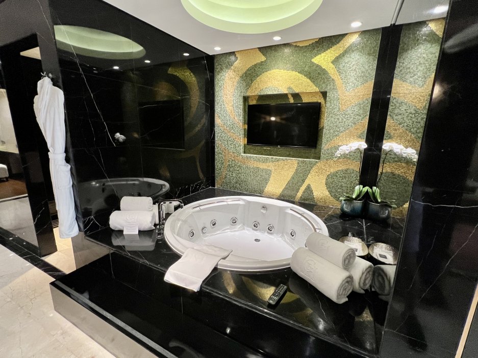 V koupelně nechybí vířivá vana a sauna.