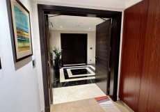 Už předsálí apartmá používá exkluzivnější materiály včetně podlahových krytin či dveří.