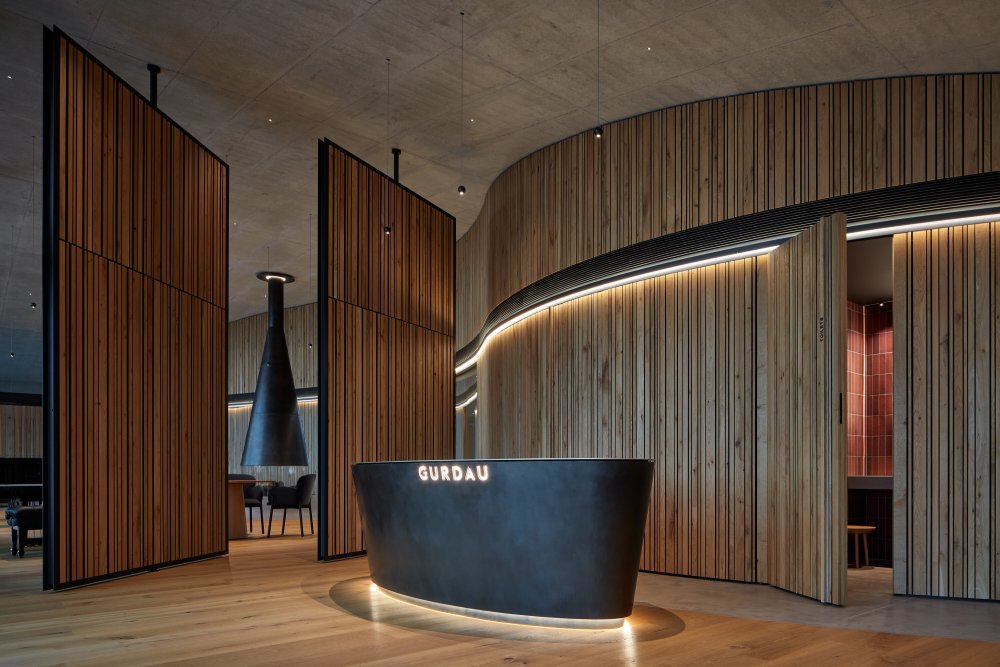 „Atmosféra prostředí je založena na zážitku krásy, vytříbenosti a absolutního komfortu,“ říká architekt. V interiéru využil hlavně dubové dřevo.
