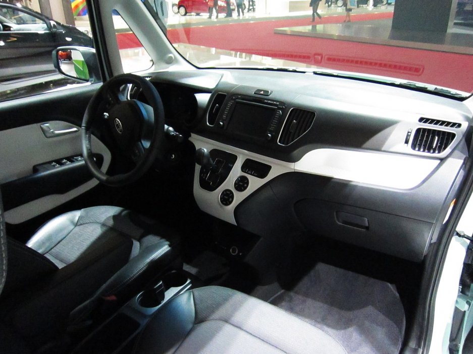 Takto vypadala první řada Kia Ray, představená na autosalonu v Paříži v roce 2012. Výroba byla kvůli nezájmu ukončena o šest let později.