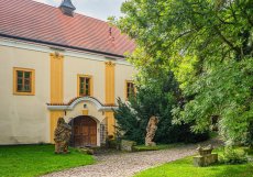 Středověká tvrz v Třebotově nedaleko Prahy má bohatou historii. Často střídala majitele, byla v ní fara i zdravotní středisko. Vyhořela, aby se dočkala kompletní rekonstrukce a stal se z ní hotel. 