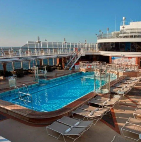 Jeden z pěti bazénů na palubách Queen Mary 2.