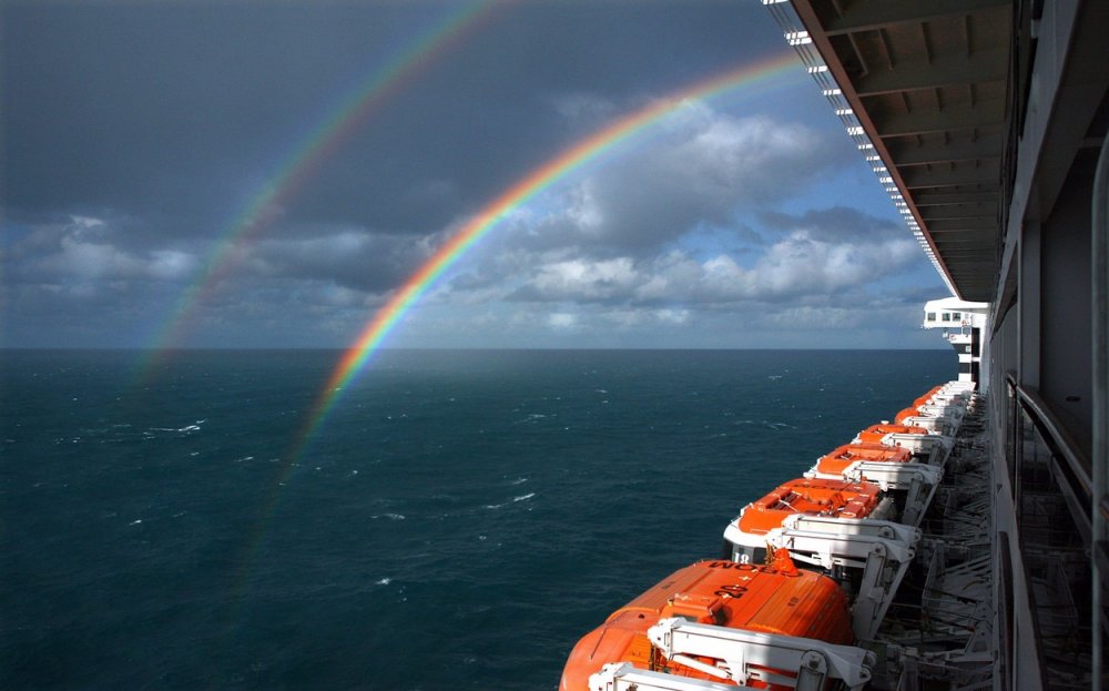 Výhled z Queen Mary 2 občas nabízí i třeba pohled na dvojitou duhu.