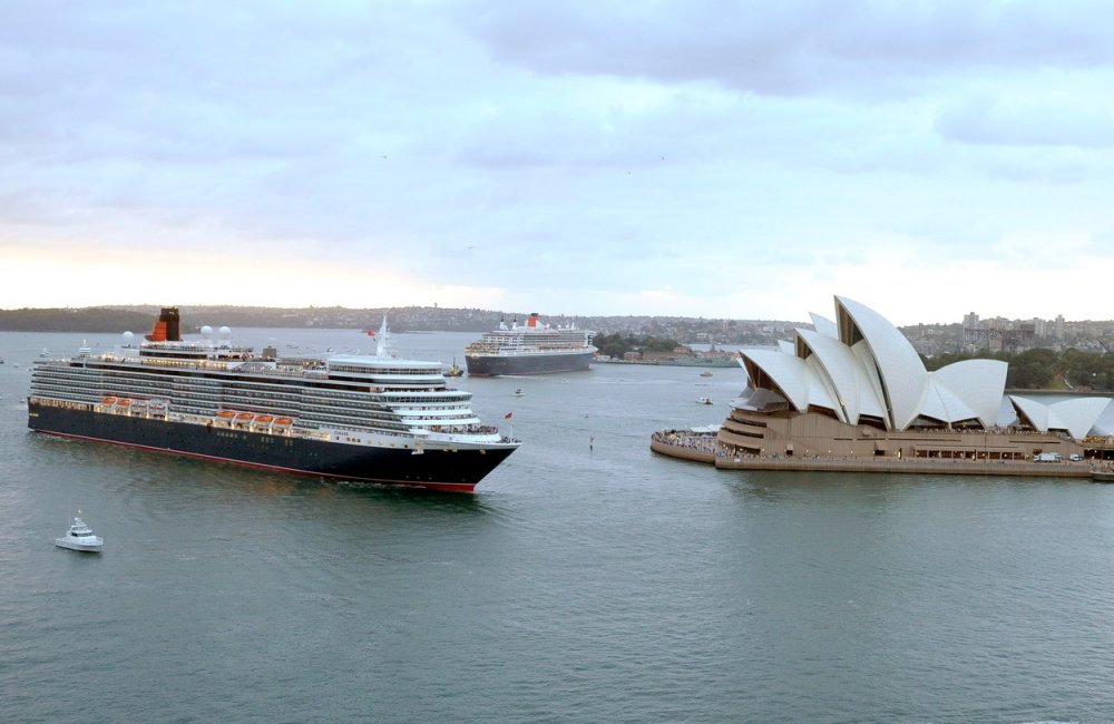 Srovnání velikosti Queen Mary 2 a opery v Sydney (únor 2011).