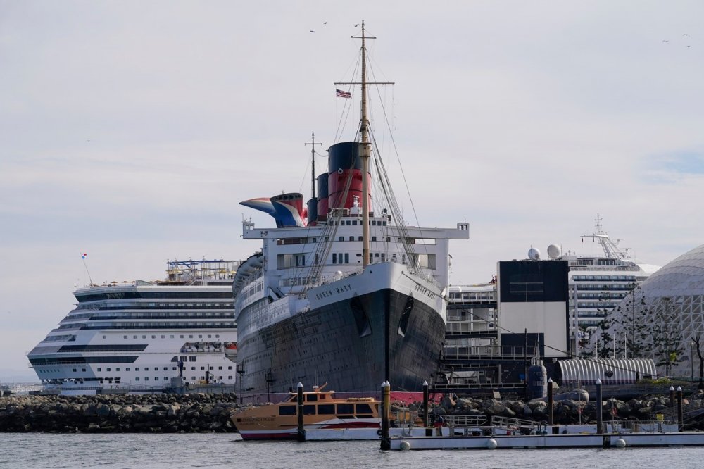 Předchůdce Queen Mary 2 - se stejným jménem, ale bez číslovky - zaparkovaný v lednu 2022 u Long Beach v Kalifornii, kde čekal na renovaci.