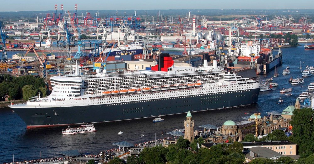 Queen Mary 2 nelze přehlédnout, jako například při svém příjezdu do přístavu v Hamburku v červenci 2006.