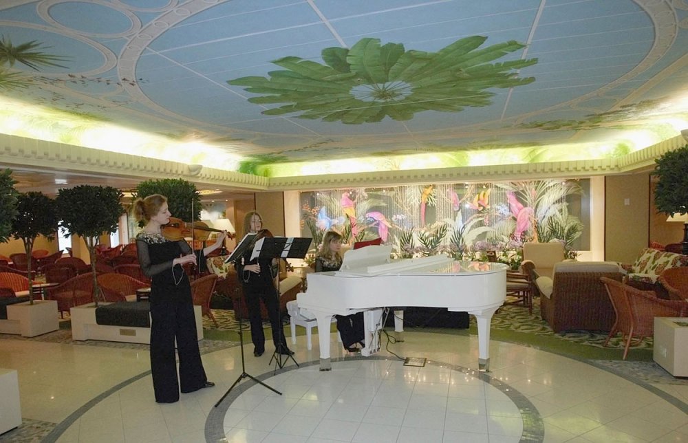 Co by to bylo za luxusní loď bez piana a hudebních recitálů v takzvané Zimní zahradě.