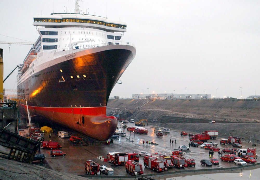 Bohužel ani Queen Mary 2 se nevyhnulo neštěstí. Na snímku zasahují záchranné složky v přístavu Saint-Nazaire ve Francii, kdy se ještě před první plavbou v září 2003 zhroutila přístupová lávka, při čemž zemřelo třináct lidí.
