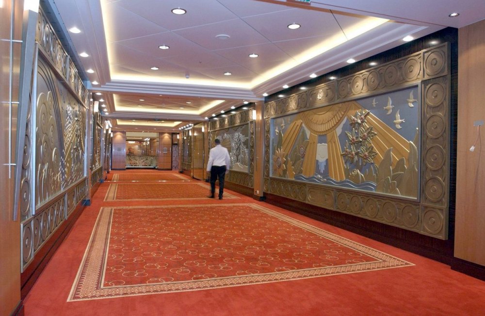 Interiér nejpřepychovější a největší dopravní lodi na světě Queen Mary 2 směrem ke Grand Lobby.