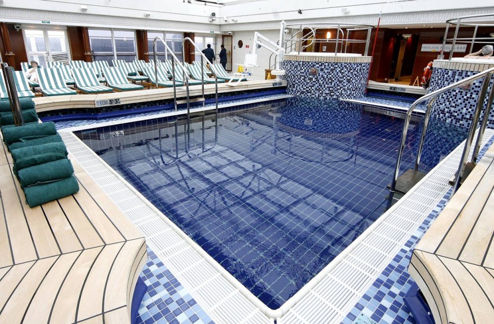 Jeden z pěti bazénů na palubách Queen Mary 2.