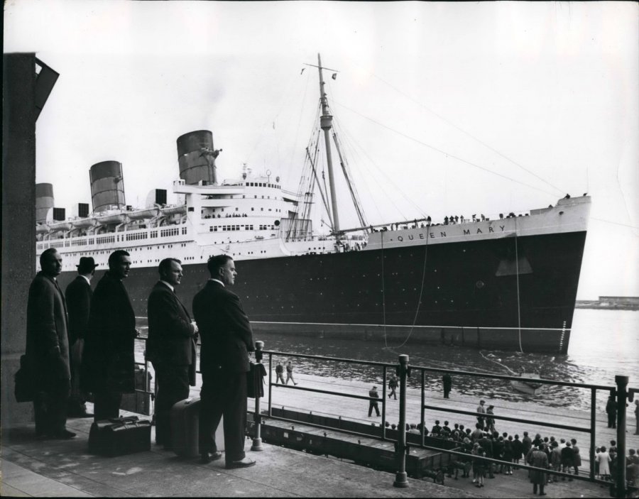 Předchůdce Queen Mary 2, který nesl stejné jméno, jen bez číslovky. Na snímku z listopadu 1964.
