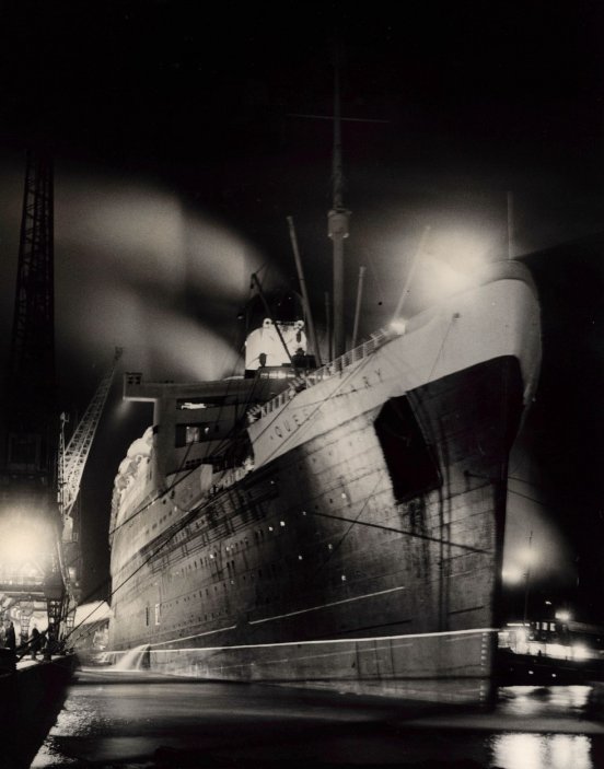 Předchůdce Queen Mary 2, který nesl stejné jméno, jen bez číslovky, sloužil v letech 1936-1967. Na snímku z listopadu 1954.