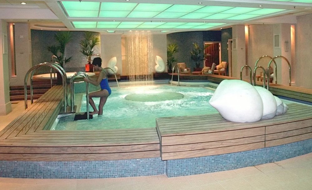 Jeden z bazénů na palubě Queen Mary 2 s názvem Canyon Ranch Spa Club je zařízen jako lázně.