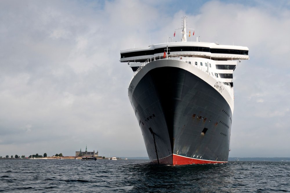 Queen Mary 2 se na první, zatím ještě zkušební plavbu, vydala 25. září 2003.