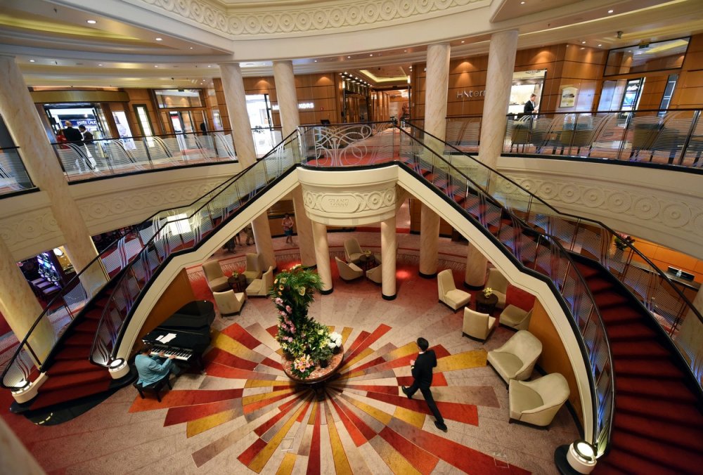 Vstupní hala neboli Grand Lobby po renovaci na snímku z července 2016.