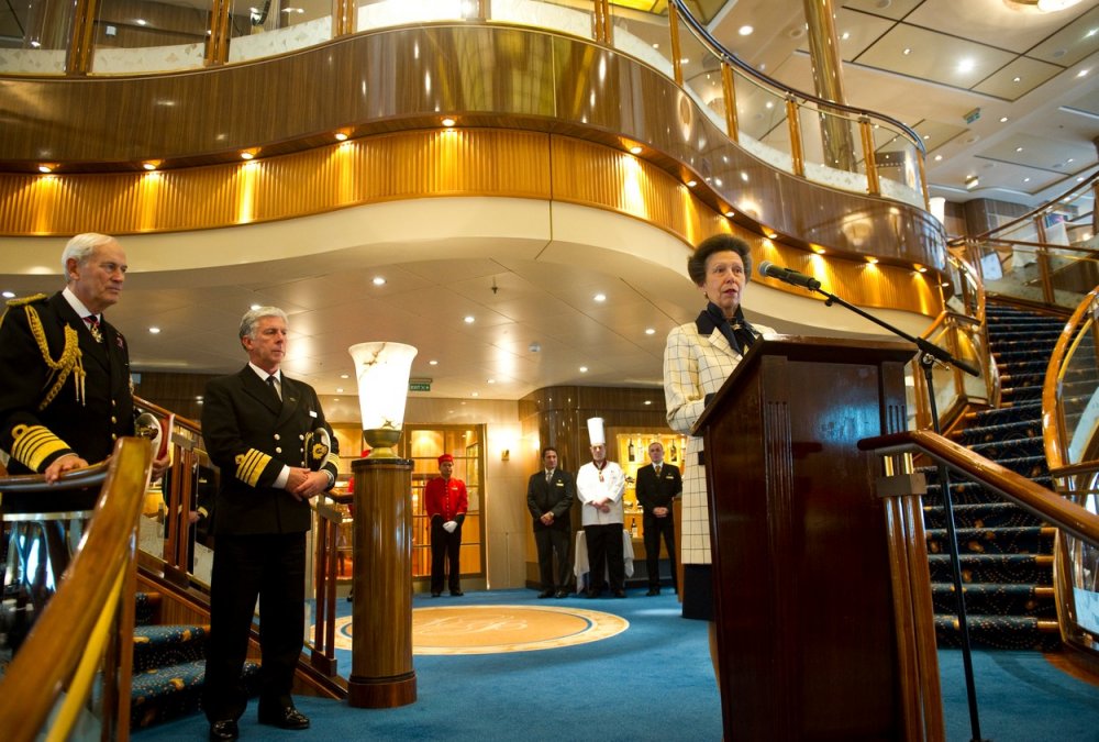 Ke 175. výročí vzniku společnosti Cunard uspořádala firma v říjnu 2015 slavnostní oběd, kterého se na palubě Queen Mary 2 zúčastnila i britská princezna Anna (u řečnického pultu).).