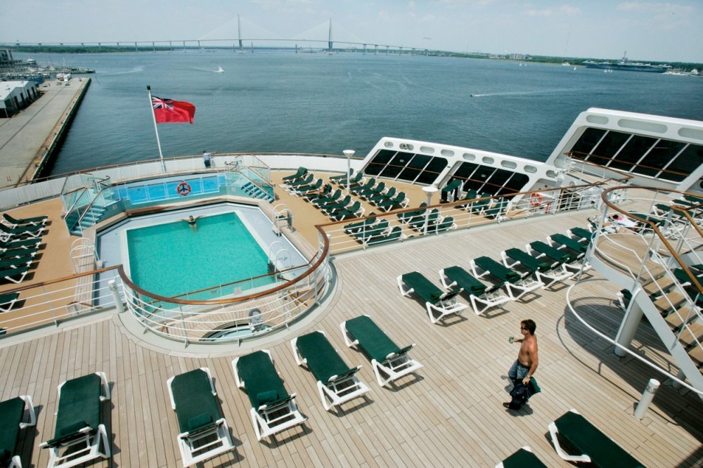 Jeden z pěti bazénů na palubě Queen Mary 2, z níž mají právě cestující výhled na přístav v Charlestonu (červen 2006).