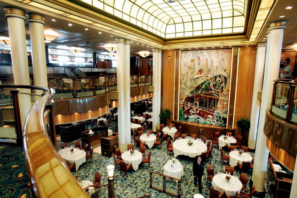 Luxusní restaurace Britannia na palubě lodi.