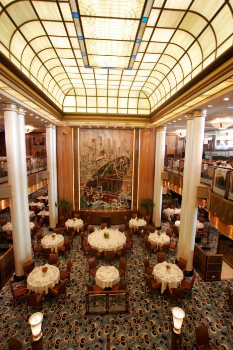 Luxusní restaurace Britannia na palubě lodi.