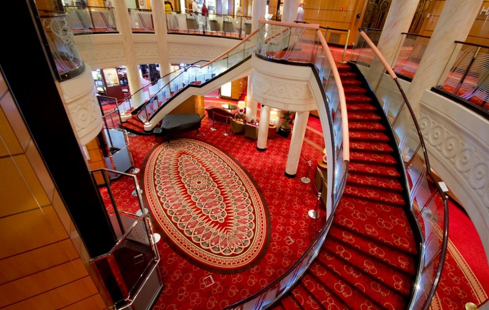 Vstupní hala neboli Grand lobby Queen Mary 2.