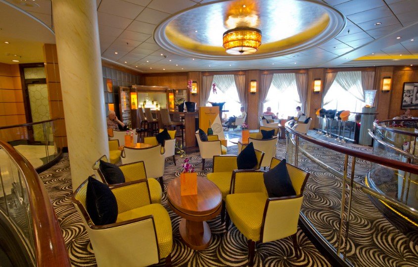 Jeden z 15 barů a restaurací na palubách Queen Mary 2.