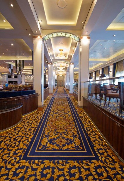 Jeden z 15 barů a restaurací na palubách Queen Mary 2.