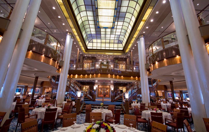 Luxusní restaurace Britannia na palubě lodi.
