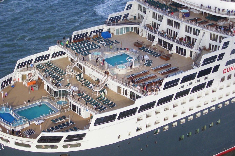 Queen Mary 2 má 14 palub a pětici bazénů, některé i kryté.