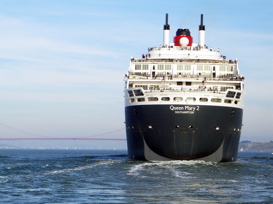 Queen Mary 2 se blíží San Francisku.