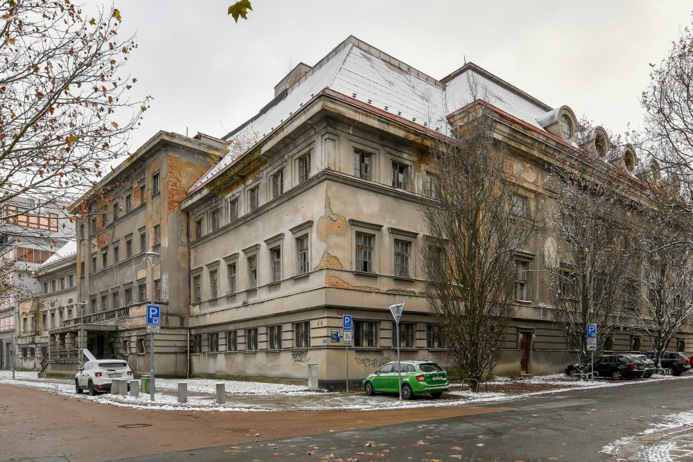 V lázních, které 30 let chátraly, chce mít kraj multikulturní centrum. Má tam být hlavně Západočeská galerie, dále sál, klubovny a kanceláře pro krajské i neziskové organizace. 