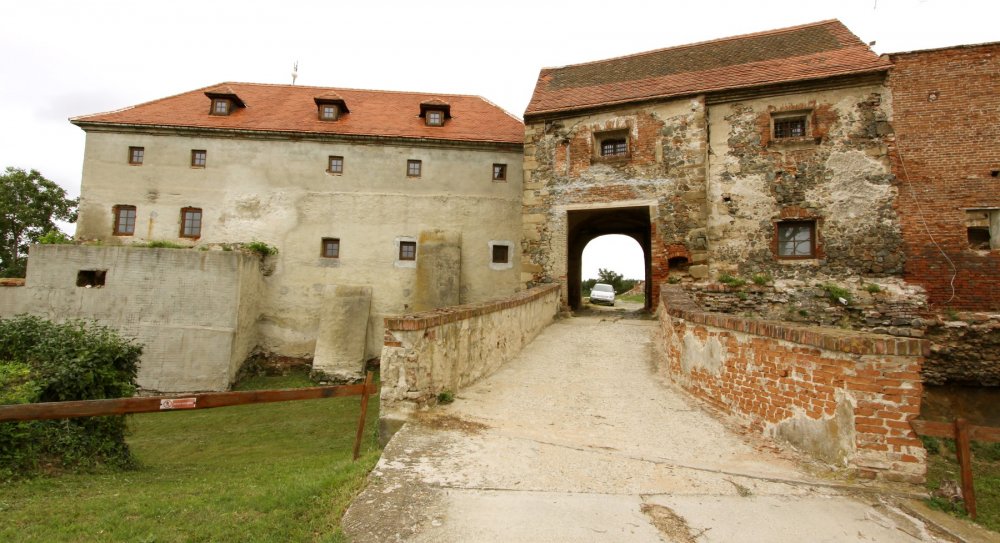 Zámek v Dolních Kounicích byl původně vystavěn jako gotický hrad k ochraně kláštera premonstrátek.