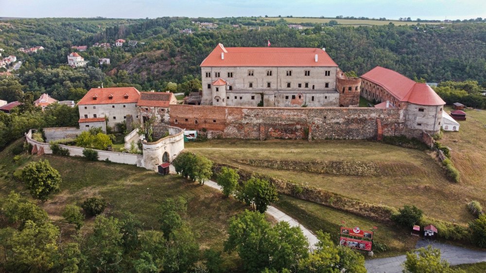 Po druhé světové válce zámek získal právník Václav Édl, v roce 1959 mu byl znárodněn a po listopadu 1989 jej zrestituoval. 