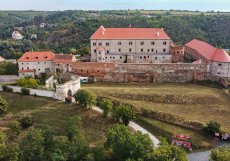 Po druhé světové válce zámek získal právník Václav Édl, v roce 1959 mu byl znárodněn a po listopadu 1989 jej zrestituoval. 