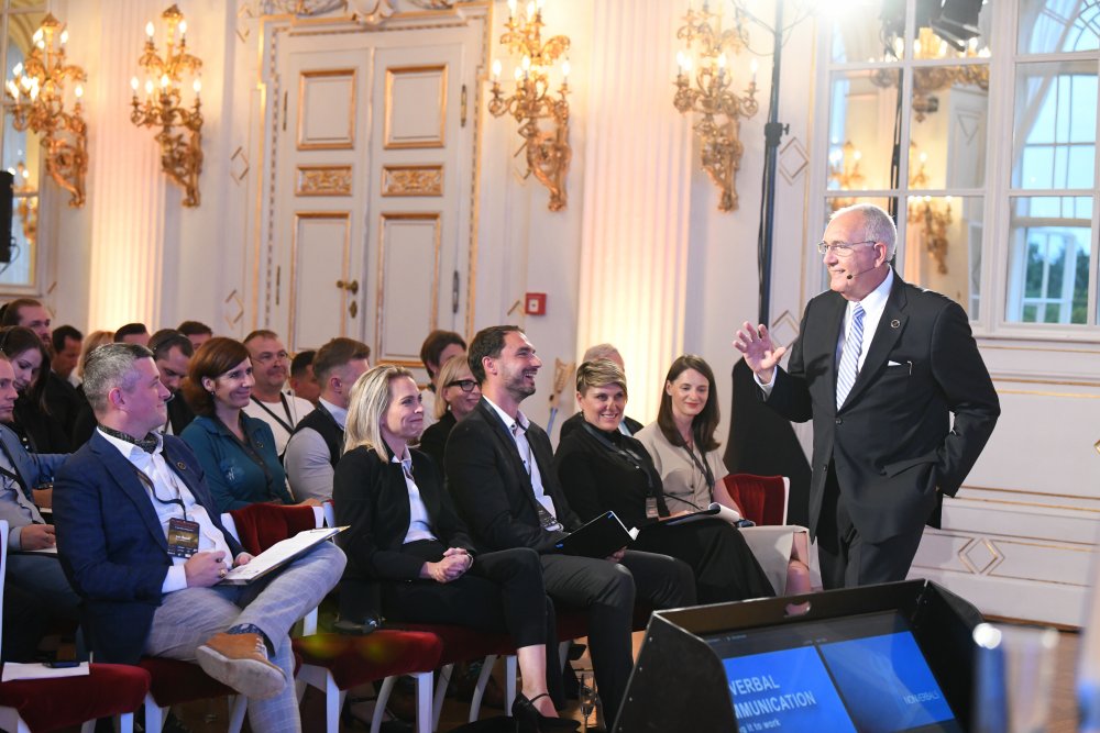 Joe Navarro na konferenci vyjednavačů "Klíč komunikace" na Pražském hradě. 