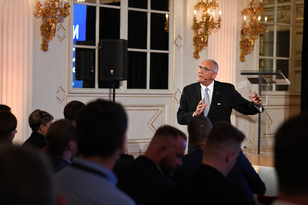 Joe Navarro na konferenci vyjednavačů "Klíč komunikace" na Pražském hradě. 