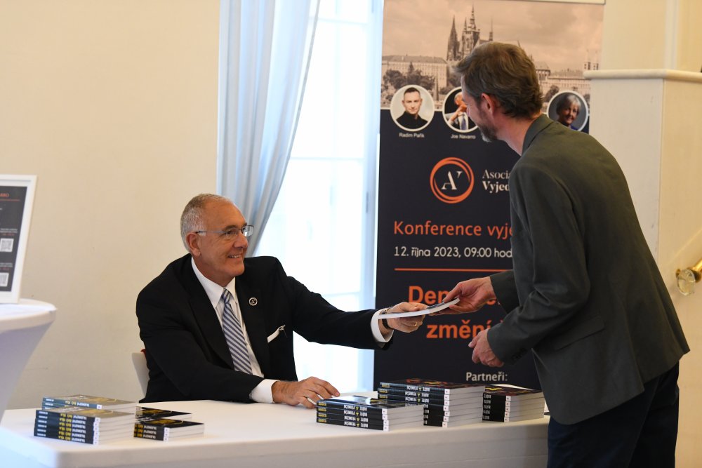 Joe Navarro podepisuje svoji knihu o tajemství řeči těla. 