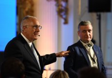 Joe Navarro na konferenci vyjednavačů "Klíč komunikace" na Pražském hradě. 