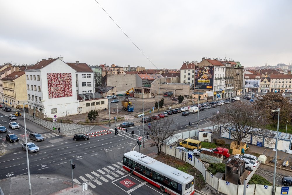 Takto vypadal před vznikem Manifesta, a po odstranění tržnice.