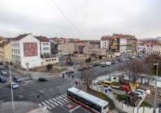 Takto vypadal před vznikem Manifesta, a po odstranění tržnice.